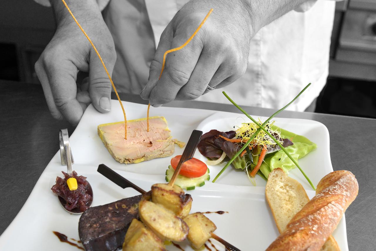 Logis Hotels Restaurant Le Dauphin Салбри Екстериор снимка