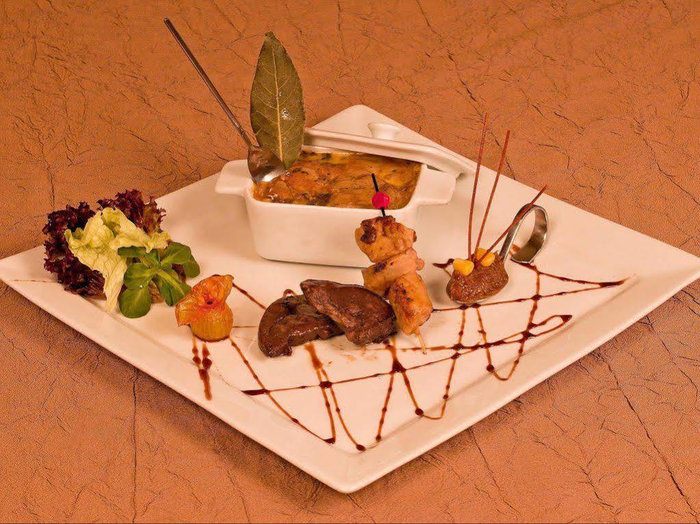 Logis Hotels Restaurant Le Dauphin Салбри Екстериор снимка