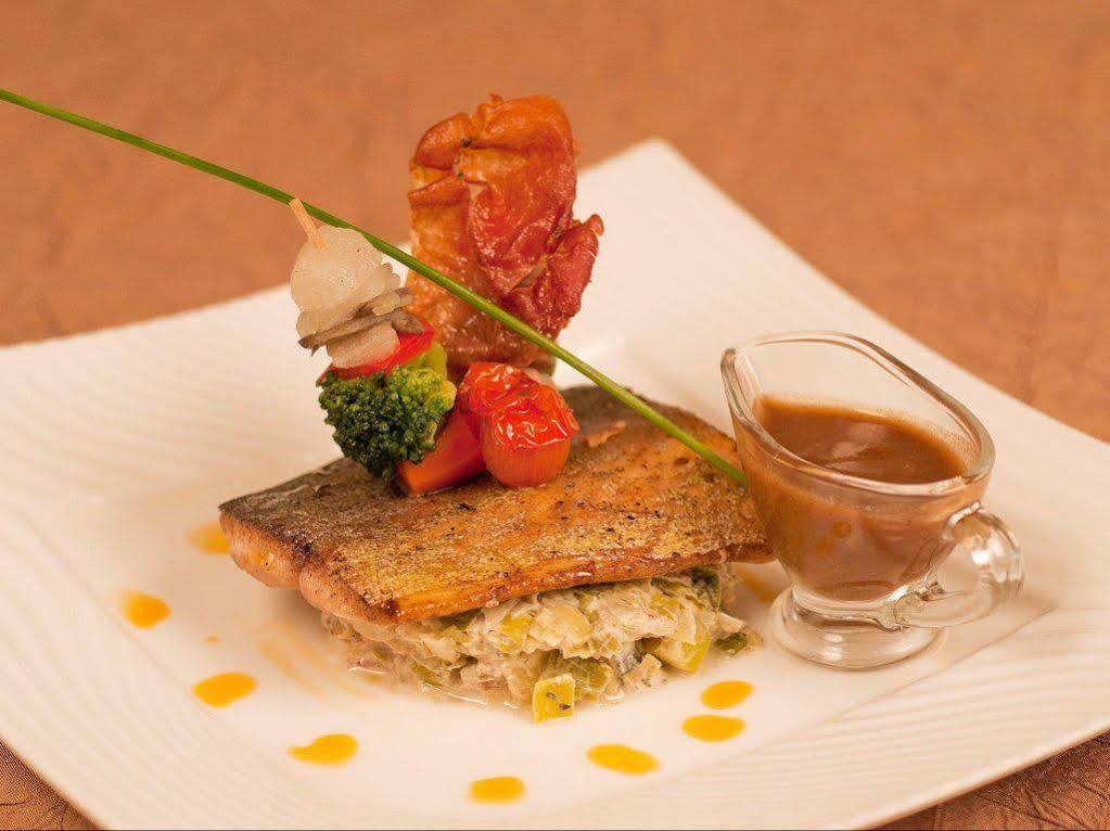 Logis Hotels Restaurant Le Dauphin Салбри Екстериор снимка